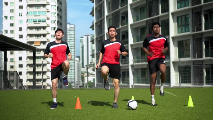 亚洲年轻足球运动员原地跑步训练