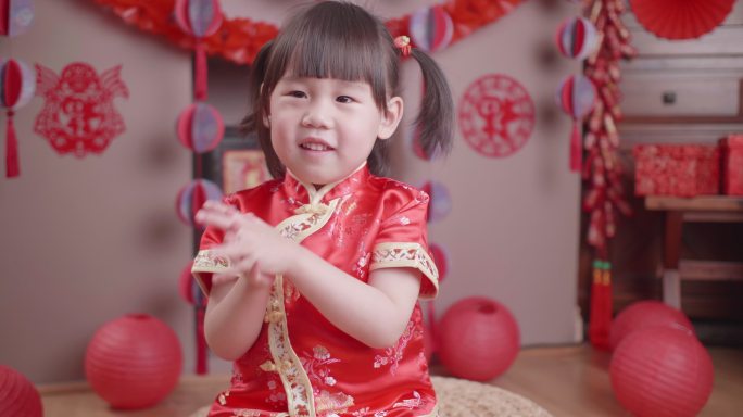 蹒跚学步的女孩穿着传统服装庆祝中国新年