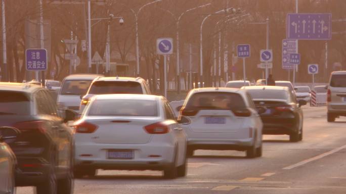 拼搏行人来往车辆城市早晚高峰期上下班路上