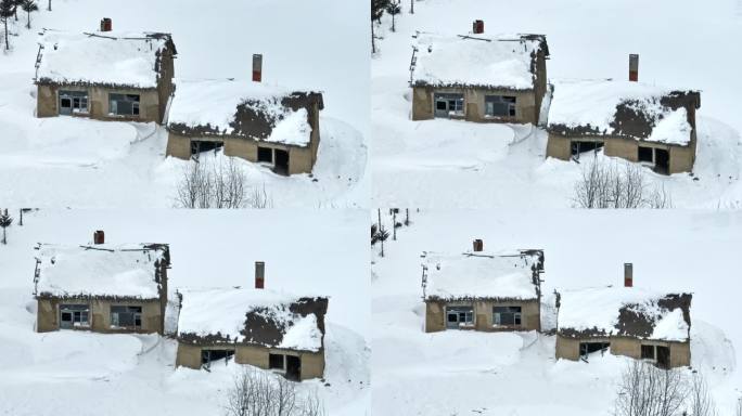大雪覆盖破败房子