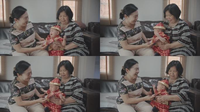 祖母们在中国新年给家人发红包