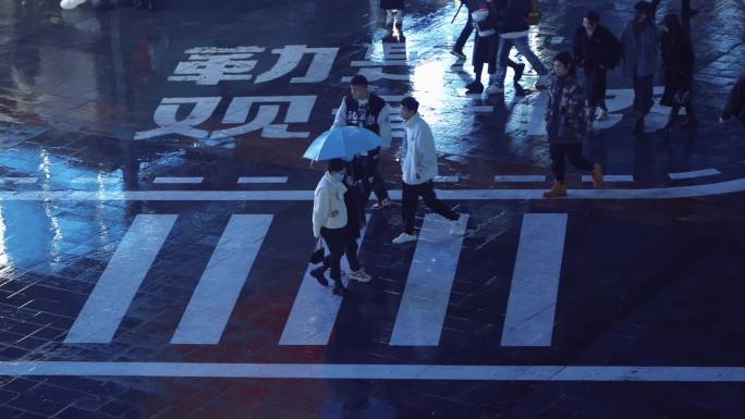 夜晚夜景马路人群车流人流雨夜城市脚步雨天