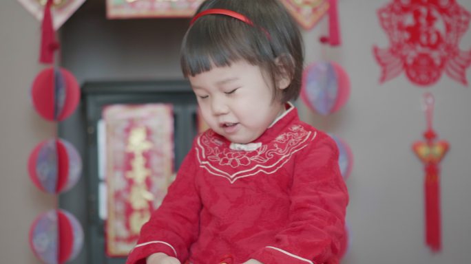 中国蹒跚学步的女孩在家庆祝中国新年