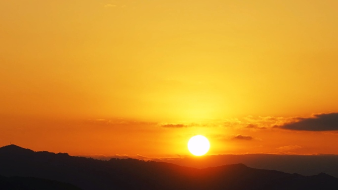 山上日落延时傍晚夕阳橙色天空阳光山峰太阳