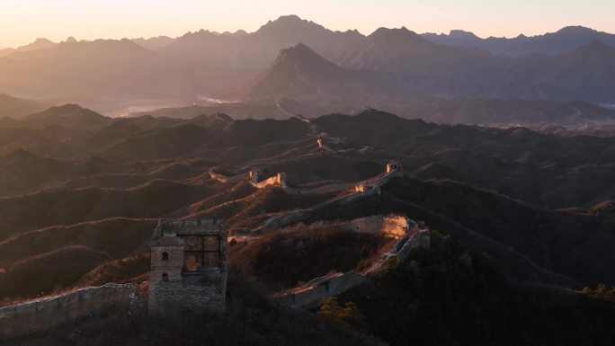 航拍夕阳下金色古北口蟠龙山长城