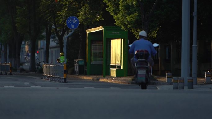 清晨的城市 骑电动车的人 民工上班 轮渡