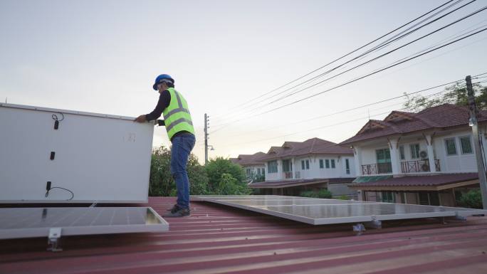 安装和维护太阳能光伏板的技术工人。
