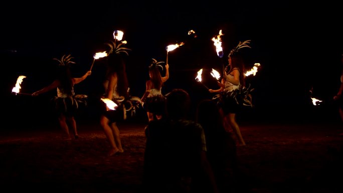 传统夏威夷火呼啦舞舞者