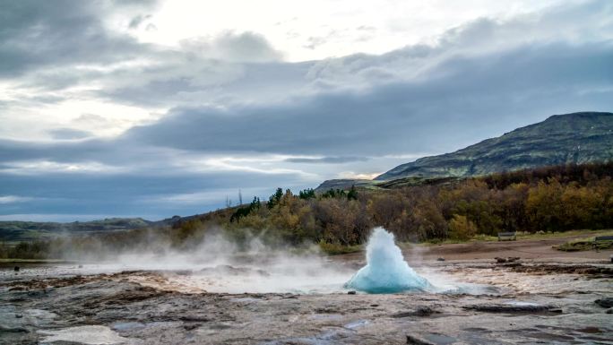 慢动作Strokkur间歇泉冰岛