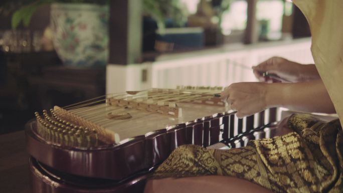 泰国女子演奏泰国木制扬琴乐器