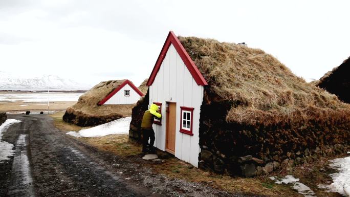 敲门特色的小屋恶作剧偷看