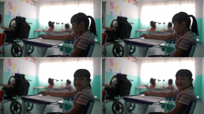 一个女孩在教室里做笔记的照片