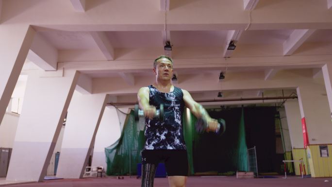 男子举哑铃残疾运动员健身励志锻炼哑铃