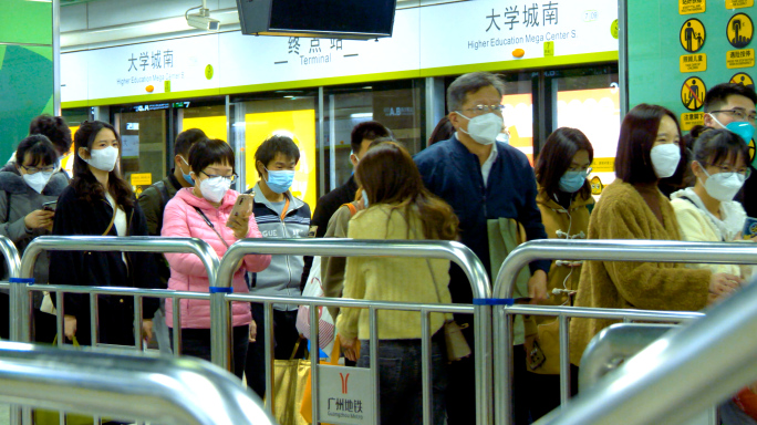 进地铁车厢广州地铁晚高峰都市通勤人流交通