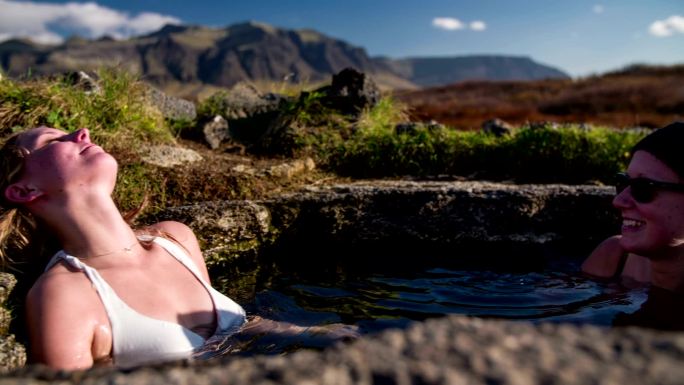 冰岛的温泉外国美女闺蜜泡温泉大自然