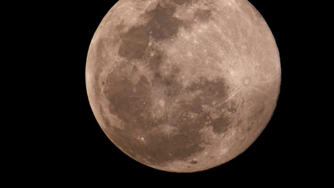 满月向上移动超级月亮升起细节特写月球正面