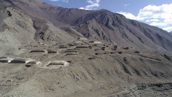 青藏高原神秘的历史传说 西藏古墓群