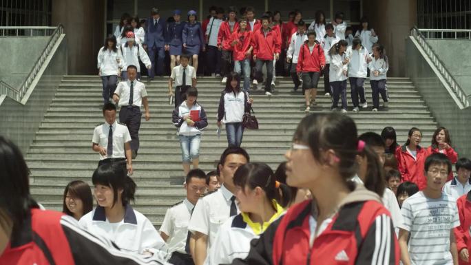 职业教育 学生走在校园 青年人才下课放学