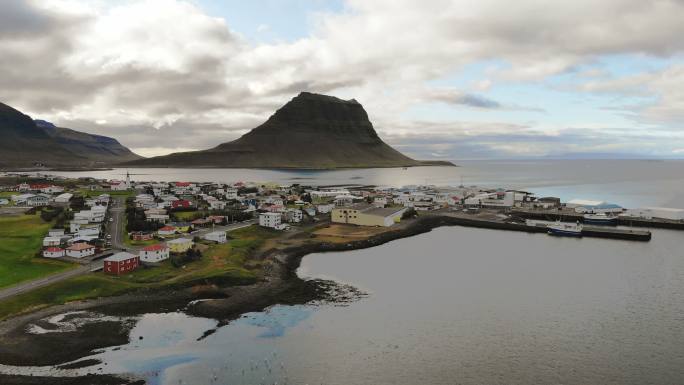 冰岛Kirkjufall山附近村庄的鸟瞰图