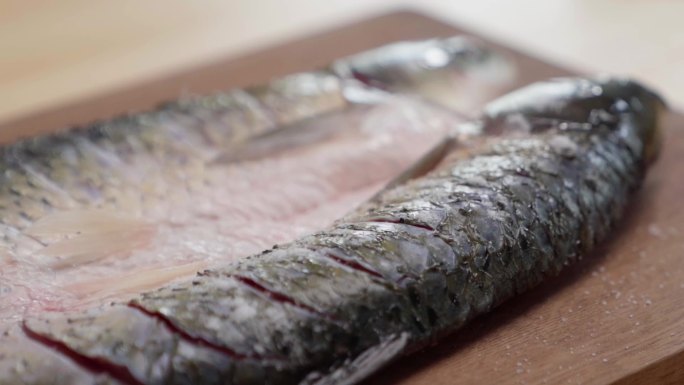 烤鱼黑鱼腌制处理过程