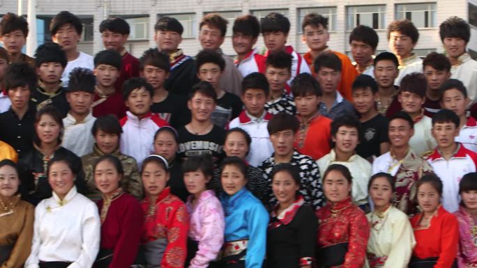 藏族学生合影 藏族学生毕业照 藏族笑脸