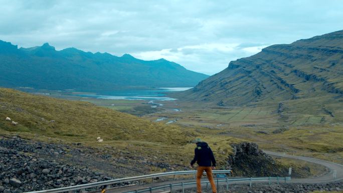 飞越年轻人揭示冰岛史诗般的峡谷