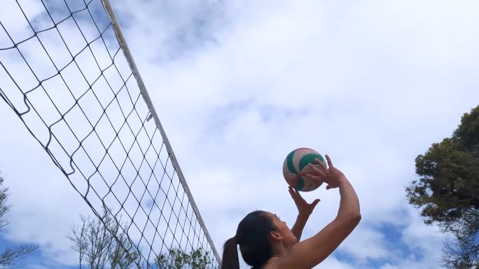平均年龄35岁的拉丁妇女有一个打排球的老爱好