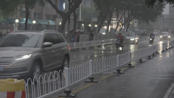 城市雨天马路车流