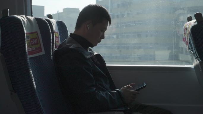 男子在行驶高铁上使用手机