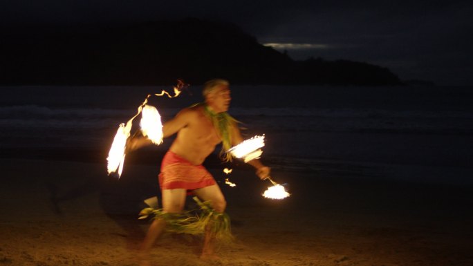 传统夏威夷火刀胡拉舞者