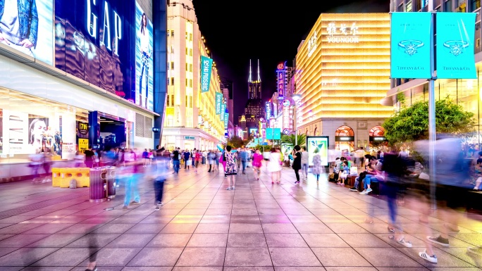 上海的商业街夜晚人潮汹涌。时间流逝