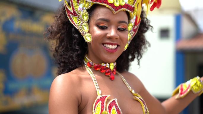 巴西女子在著名的嘉年华游行中跳桑巴舞