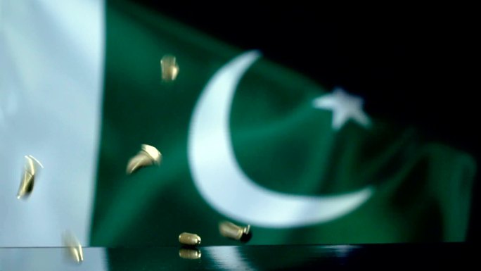 缓慢下落的子弹背后的巴基斯坦国旗