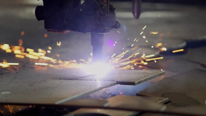钢材焊接工人切割 钢板 电焊 切割
