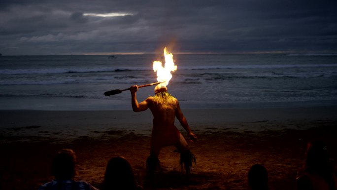 传统夏威夷火刀舞者