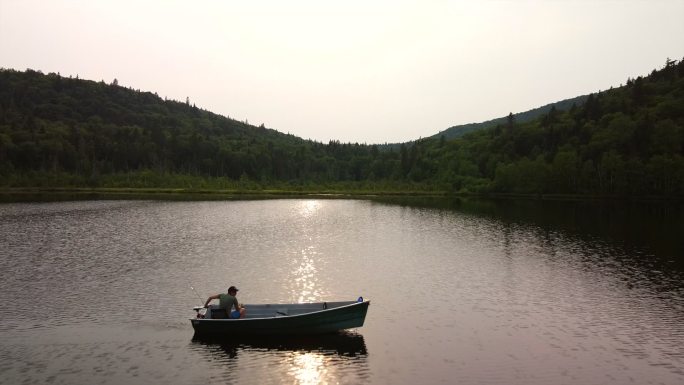 魁北克钓鱼湖的视频。