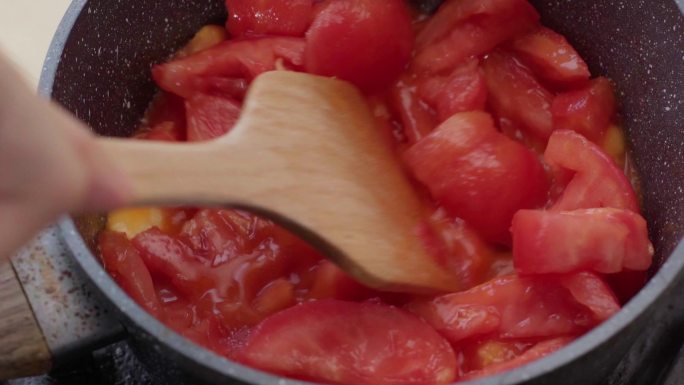 西红柿豆腐虾仁汤制作过程