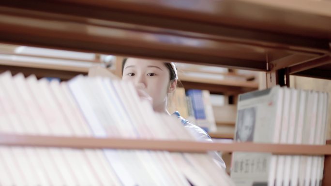 【4K】中学女生图书架选书高中图书馆
