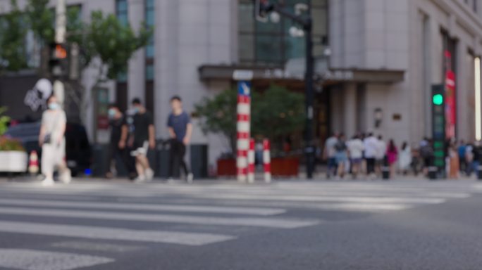 在人行横道上行走的人。中国上海城市景观