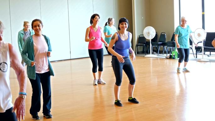 不同年龄段的女性在健身课上跳健美操