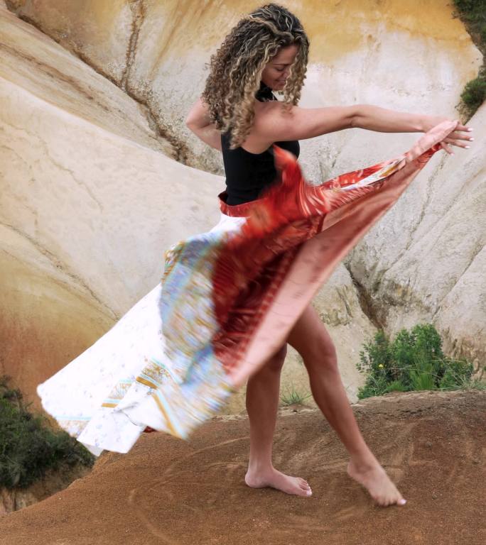 一位拉丁女子独自在沙漠中表演当代舞蹈