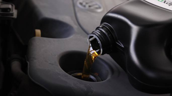 汽车保养更换机油充气打气轮毂