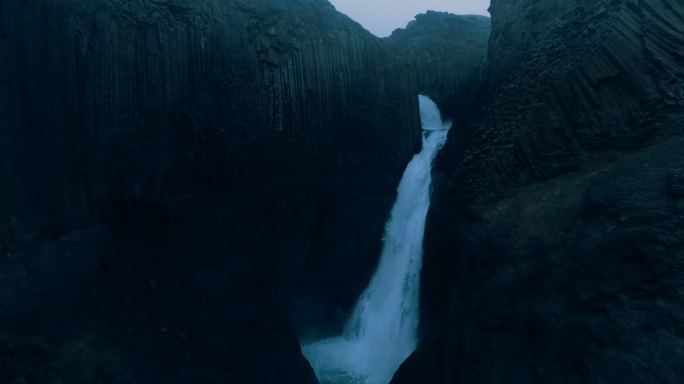 岩石环绕的瀑布峡谷瀑布高山流水绿水青山