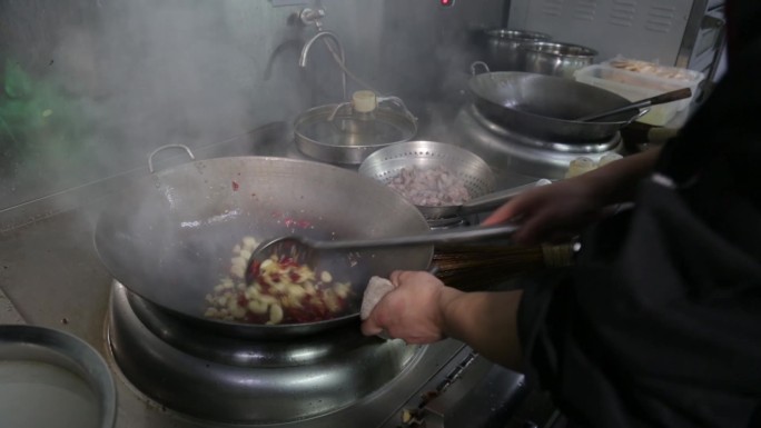 干锅牛蛙倒入制作中餐餐饮翻炒