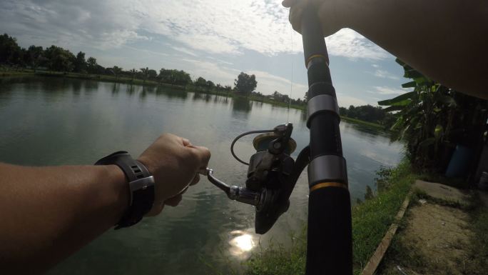 4K POV在湖里钓大鱼。