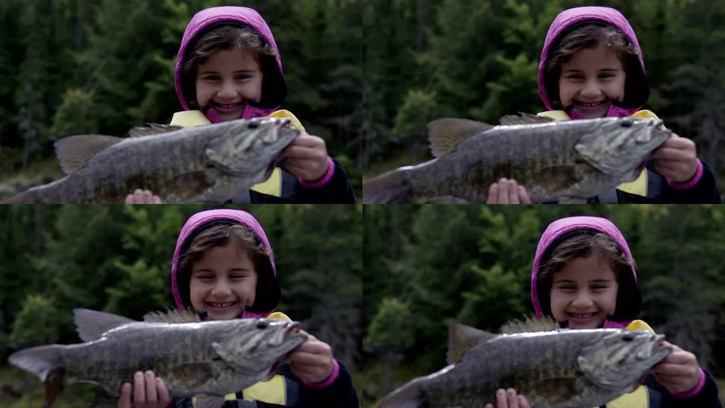 儿童钓鲈鱼儿童笑脸幸福开心