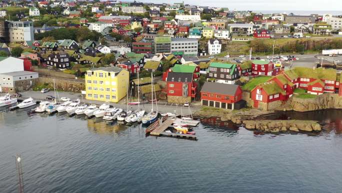 托尔沙夫港城市景观法罗群岛Tórshavn无人机航班4K