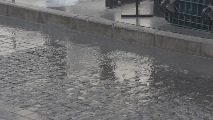 城市雨天巷子路面积水水滴