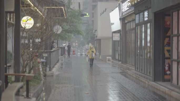 城市雨天巷子外卖员镜头4k