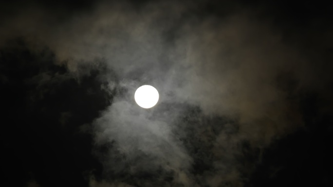 月亮和云——夜晚的天空。